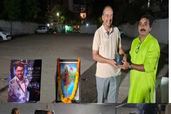 वैमानिक स्मित मच्छार यांना मानवंदना