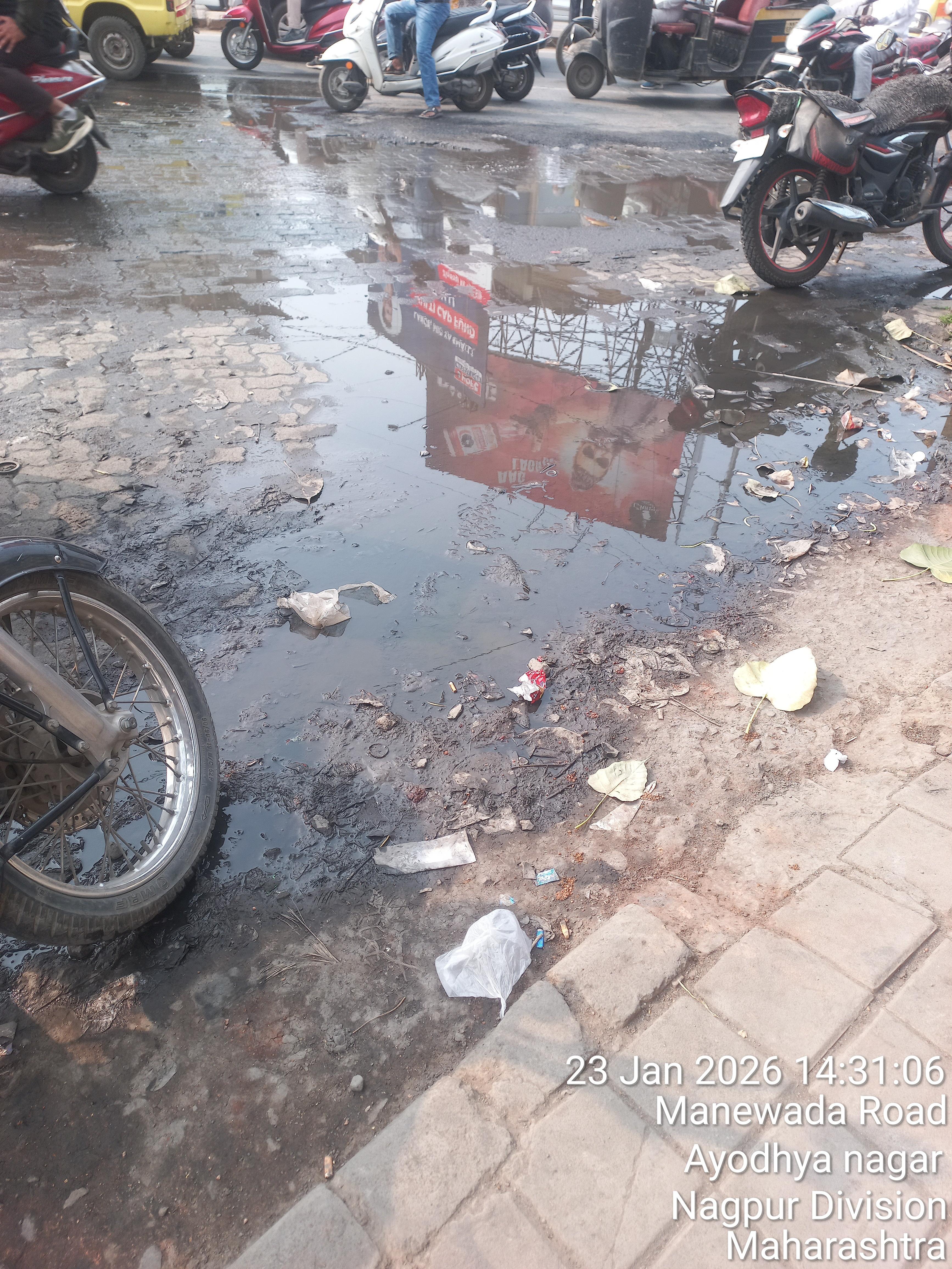 मानेवाडा चौकात नळाची पाईपलाईन फुटल्यामुळे नागरिकांच्या आरोग्याला धोका