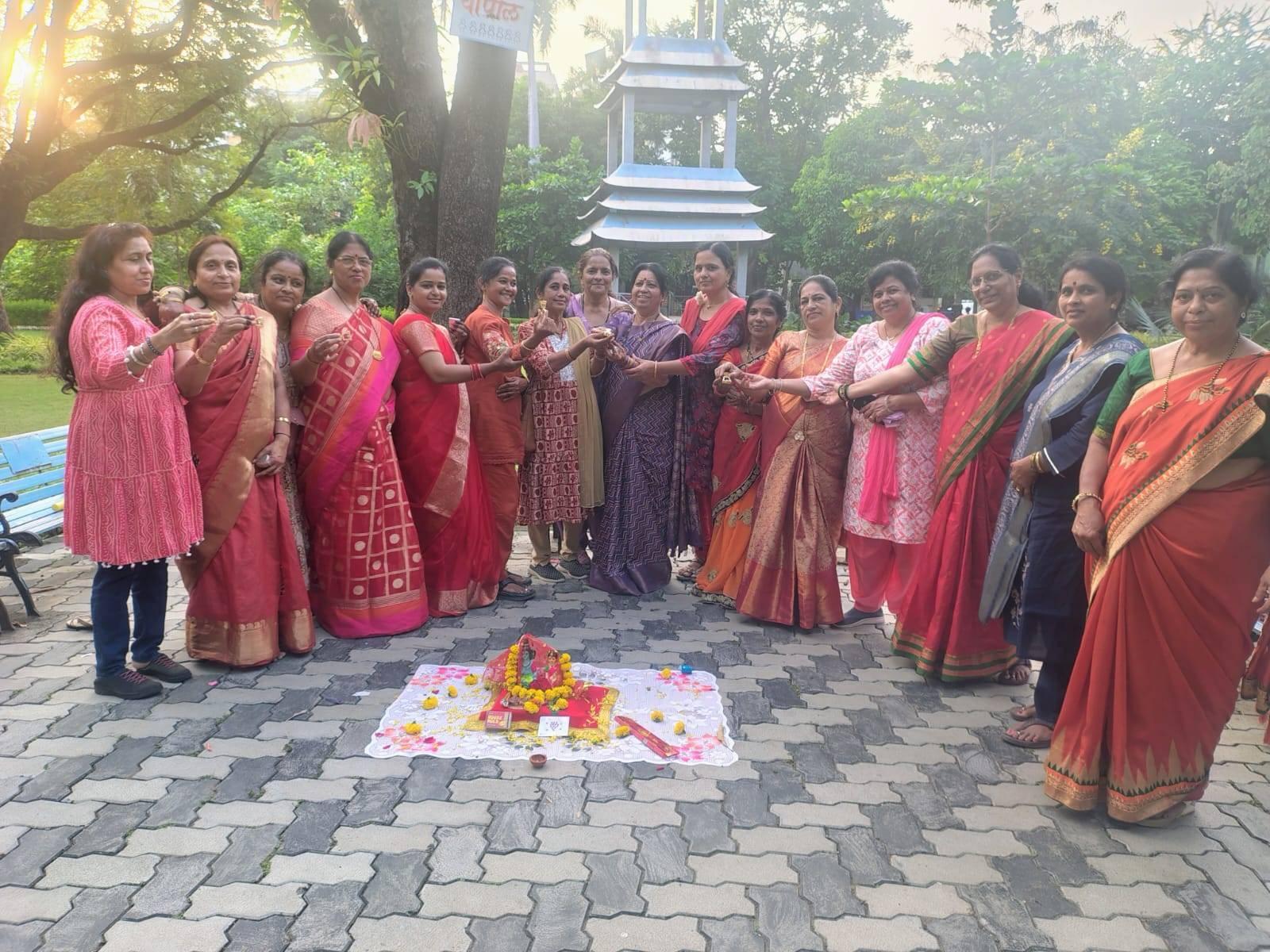 धंतोलीत कोजागिरी पोर्णीमेला महिला गृपचा रंगतदार कार्यक्रम