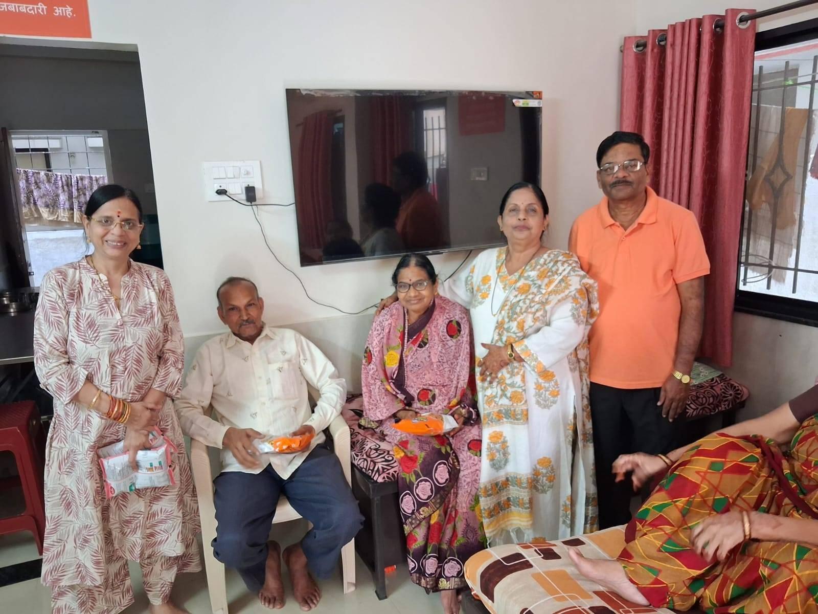 साई सावली वृद्धाश्रमात दिवाळीच्या आनंदाची भेट