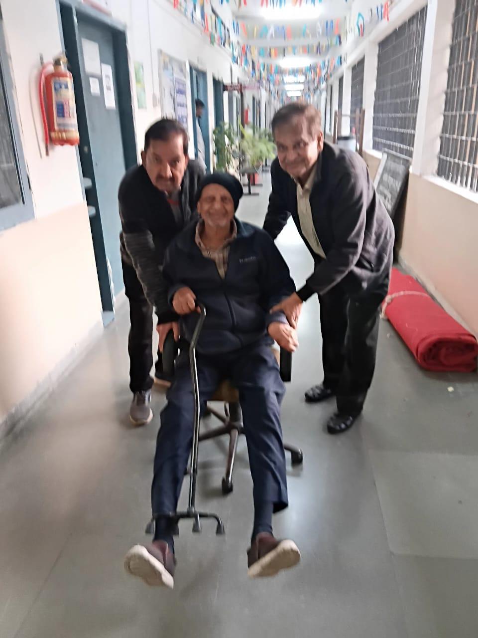 नागपूरमध्ये ९० वर्षीय रामपाल अग्रवाल यांचे मतदान