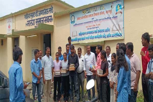 रायपूर वाचनालयाला पुस्तकांची भेट