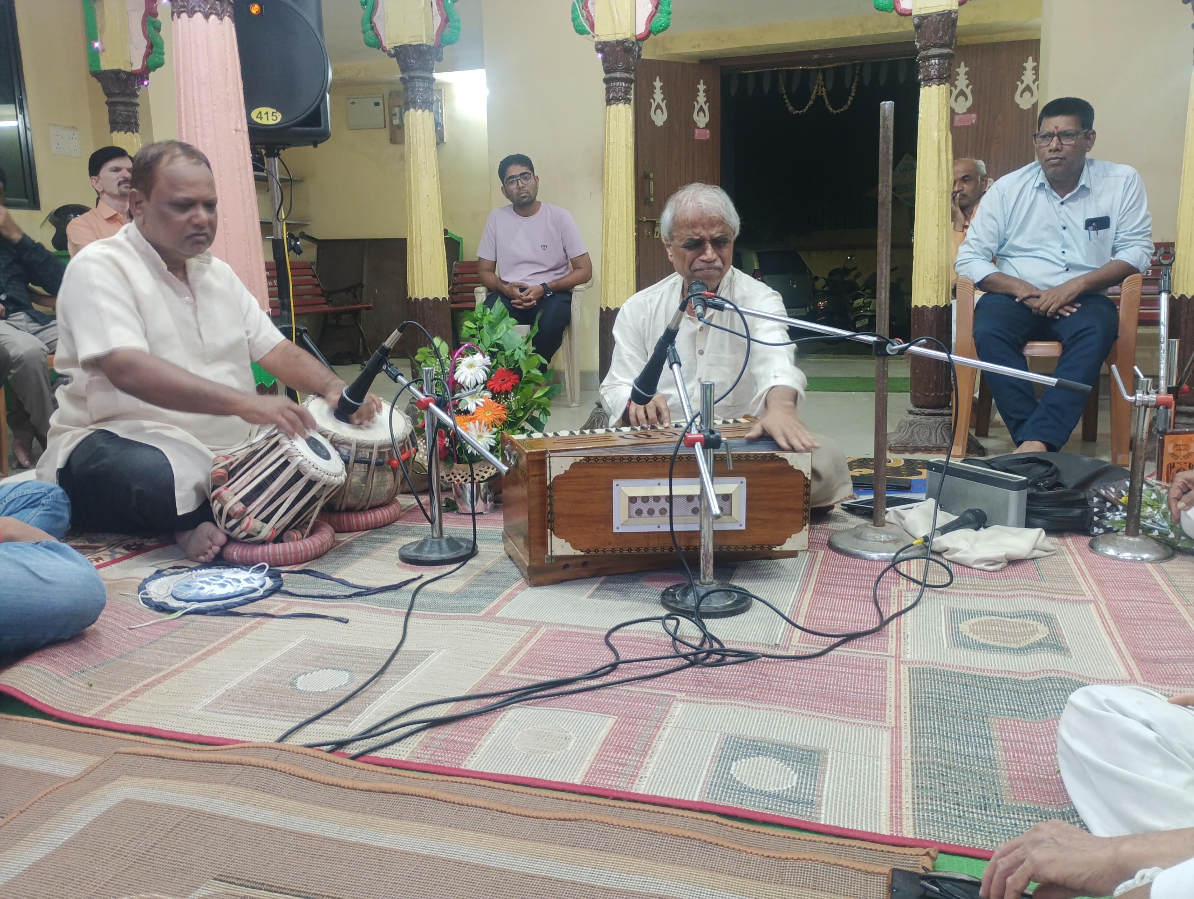 साधू मंदिरात रंगली राजा काळे यांची स्वरमैफिल