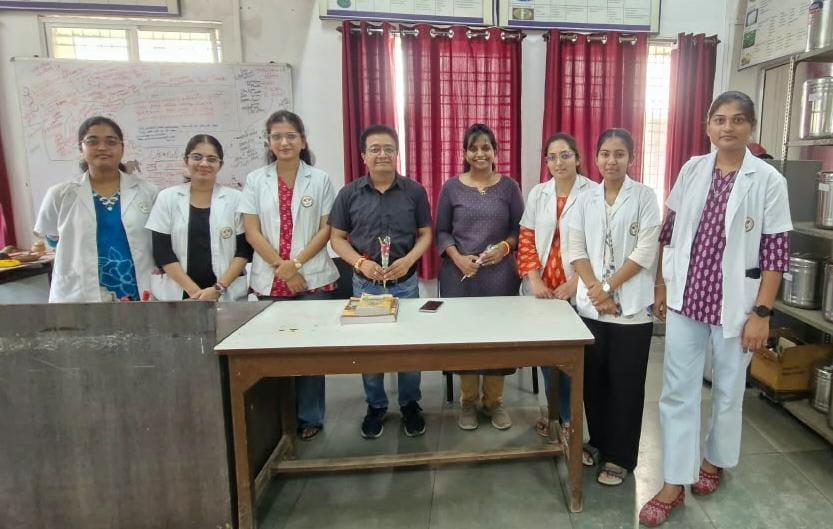 विद्यार्थ्यांनी चांगले नागरिक बनावे
