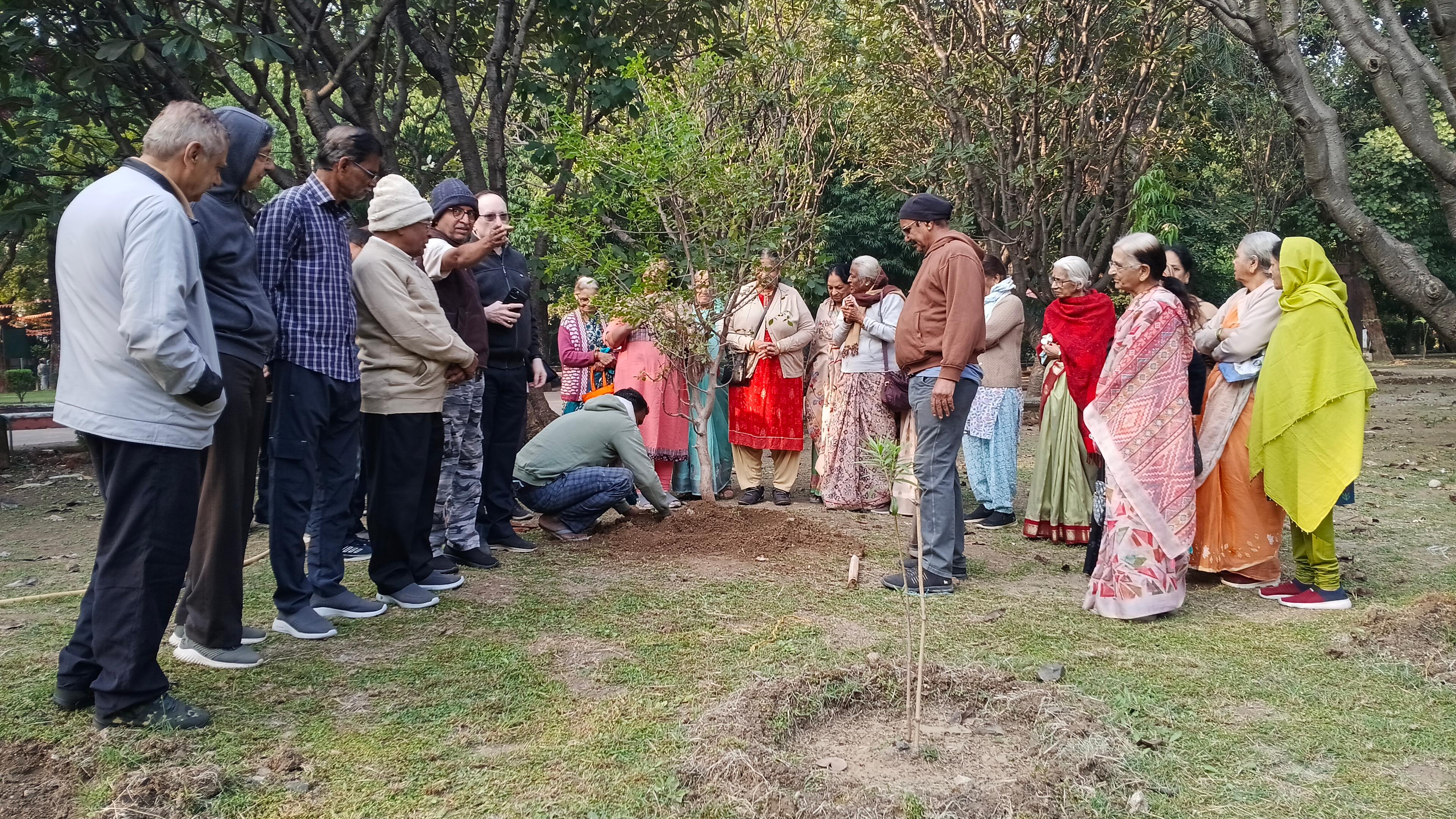 शिवाजी नगर बागेत बेल वृक्षाचे रोपण