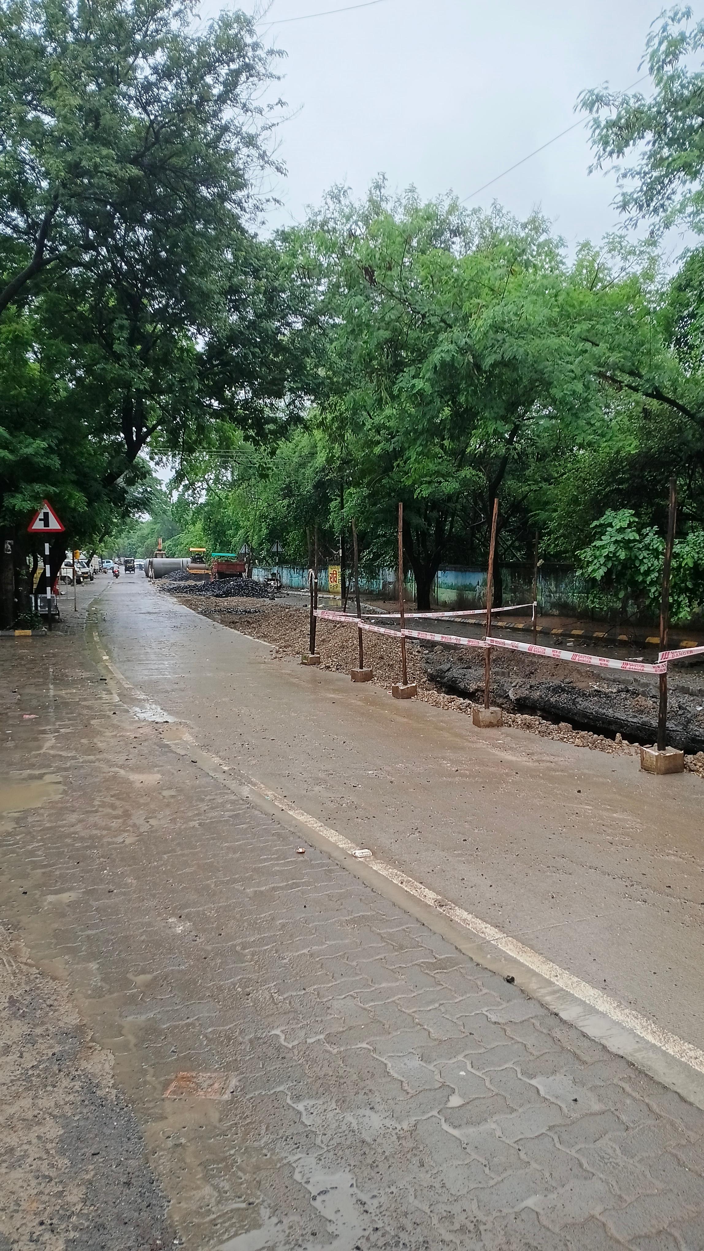 सोनेगावात रस्ता फोडल्याने संताप