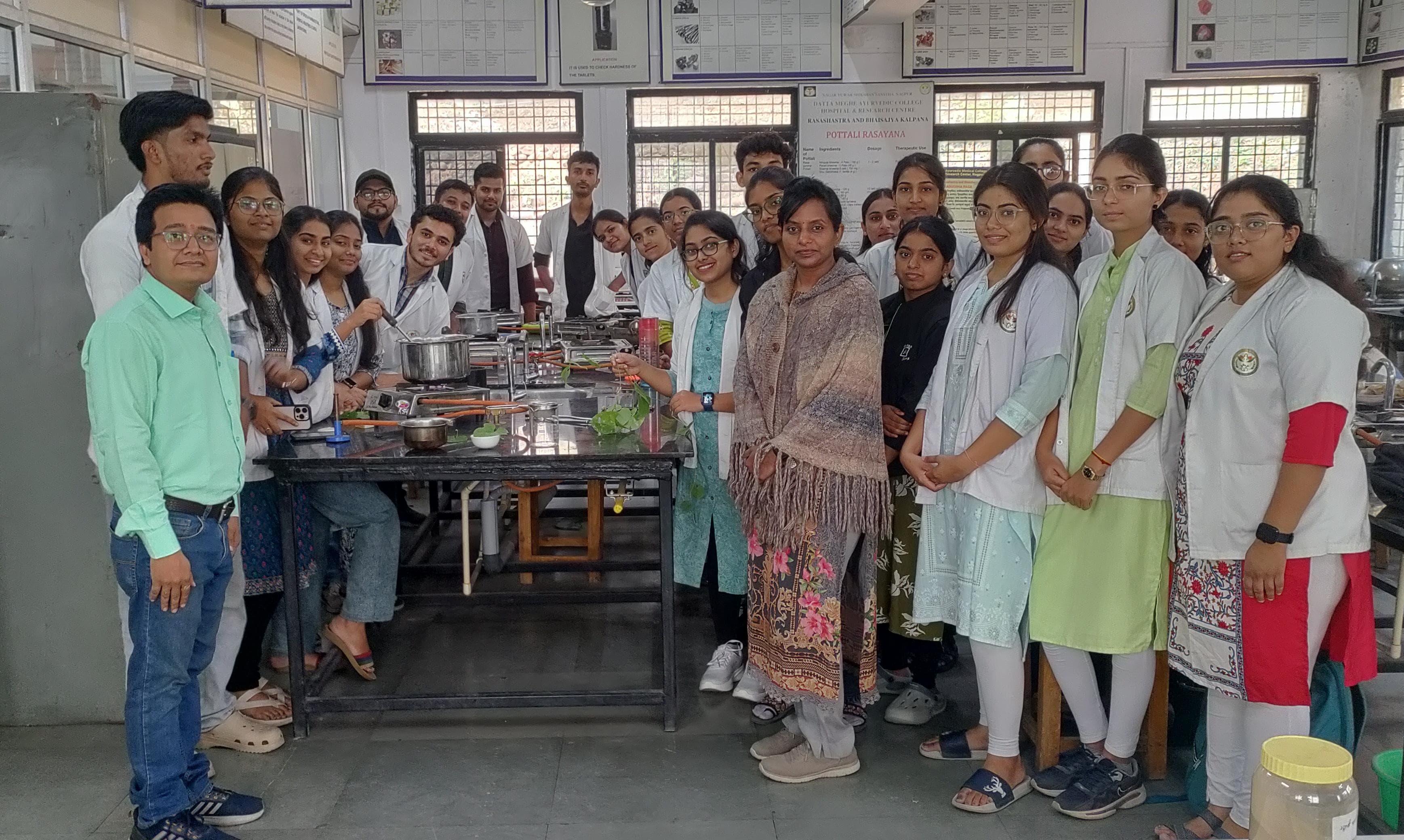 विद्यार्थ्यांनी वनस्पतींवर आधारित औषधनिर्मितीचे कौशल्य आत्मसात केले