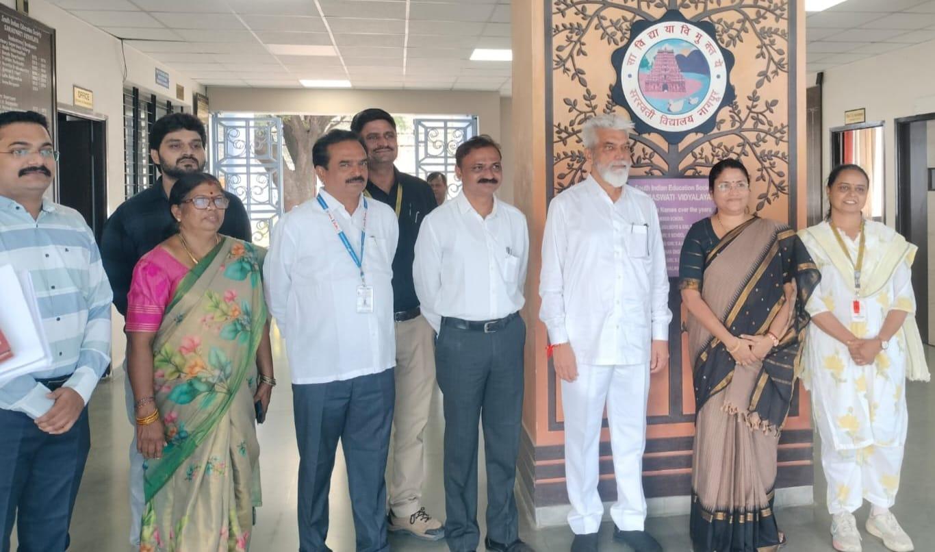 शिक्षणमंत्री दादाजी भुसे यांची सरस्वती विद्यालयाला आकस्मिक भेट