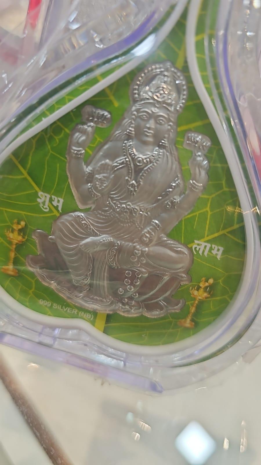 दीप उत्सव आणि तुळशी विवाहाचे आयोजन हनुमान मंदिरात