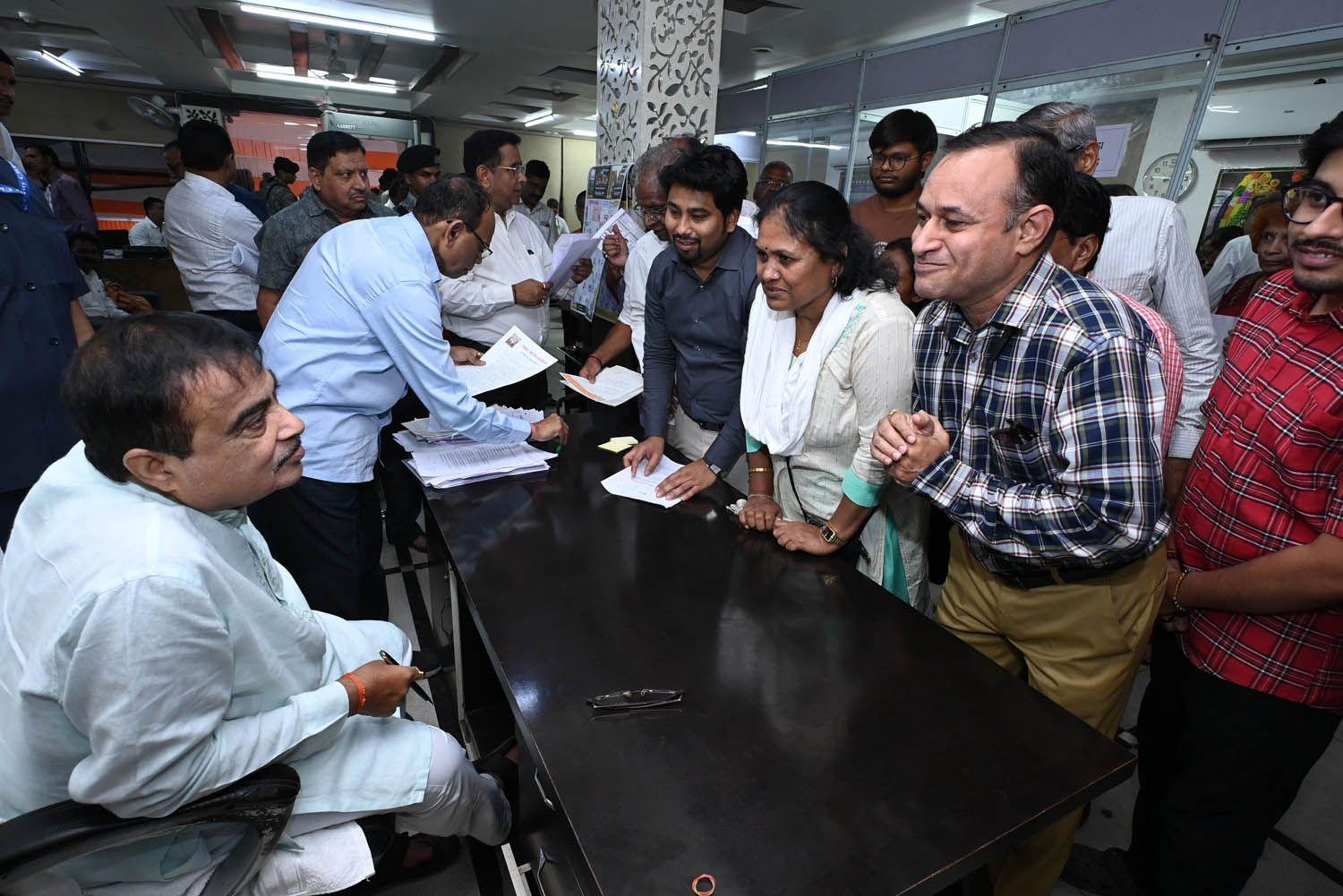 सोसायटी च्या समस्यांचे नितीन गडकरींना निवेदन