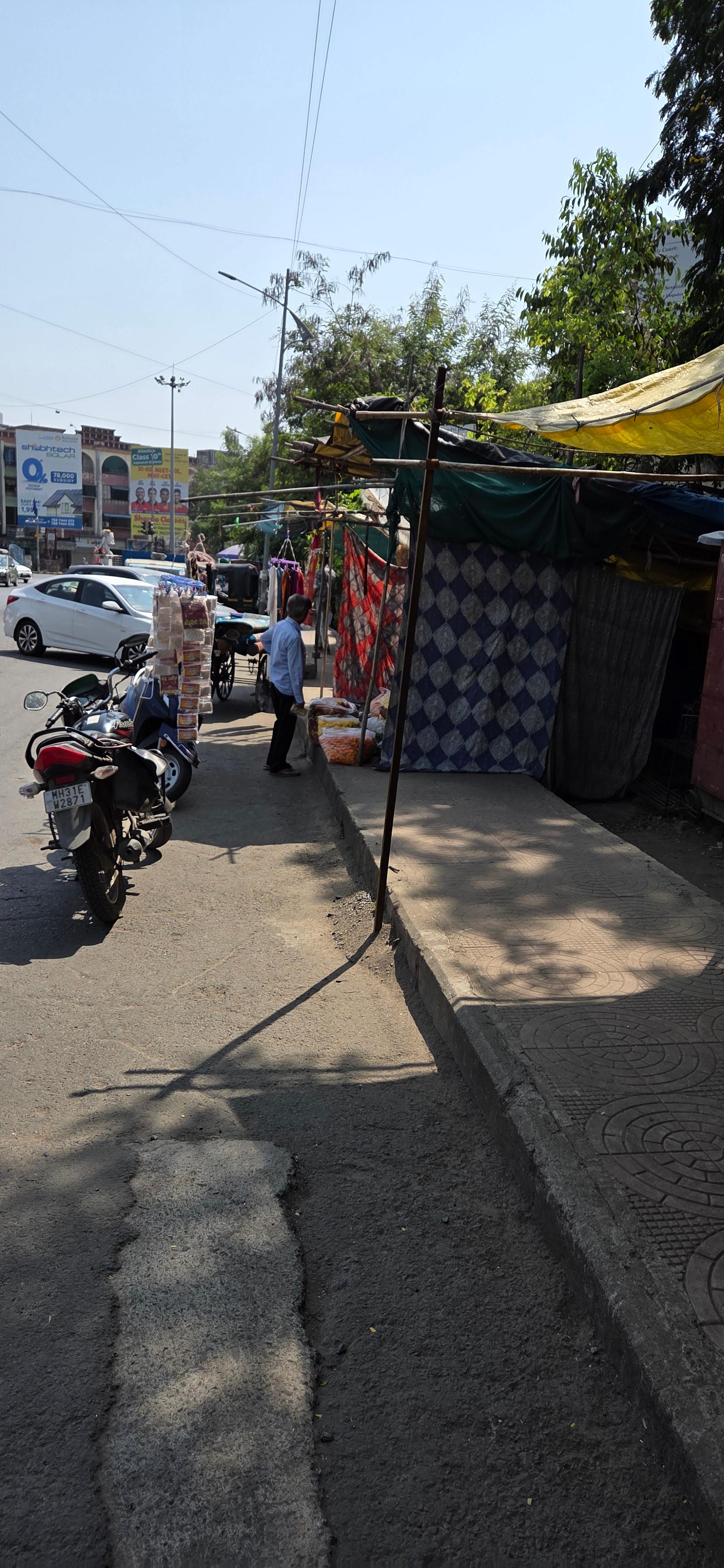 नरेंद्र नगर वसाहतीकडे येतानाच्या मार्गावर अतिक्रमणाचा वेढा ...