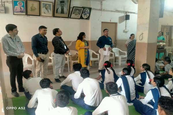 संवेदनशीलतेचा संदेश: अंध व मूकबधिर विद्यार्थ्यांची भेट