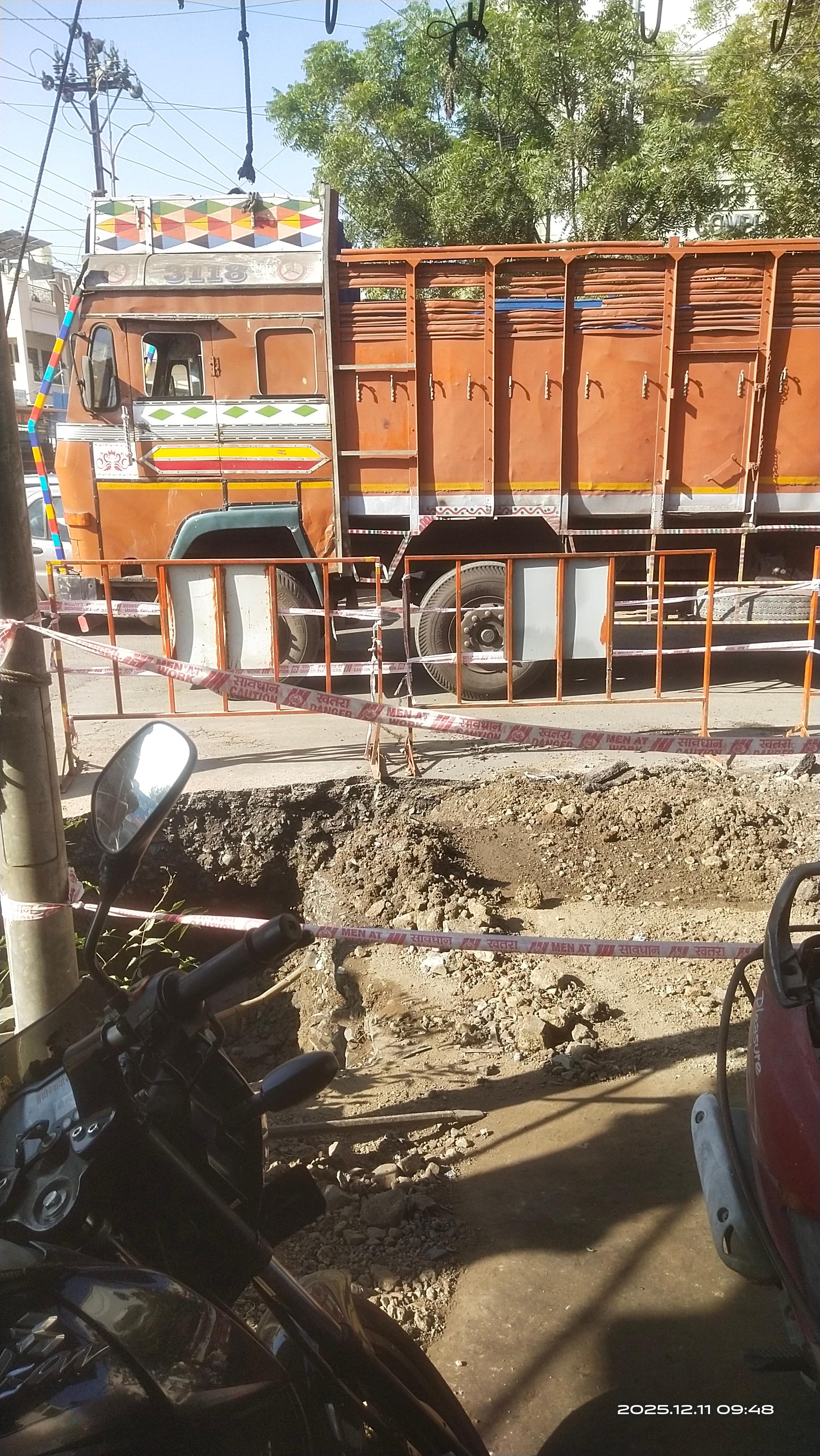गजानन महाराज मंदिर चौक येथे पाण्याच्या लाईनच्या दुरुस्तीचे कार्य सुरू