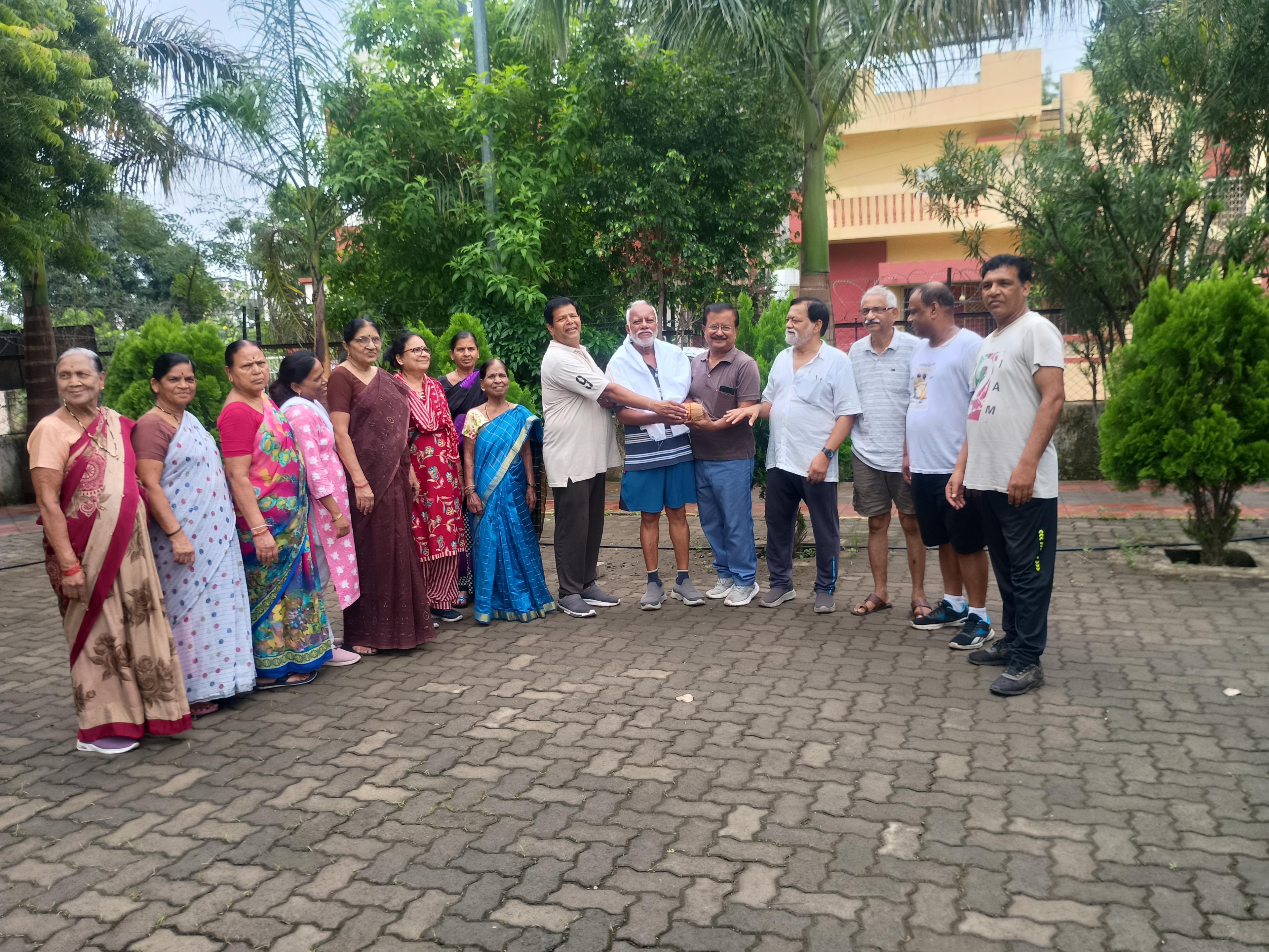 गुरुपौर्णिमेनिमित्त योगगुरू शंकर पहाडे यांचा सत्कार
