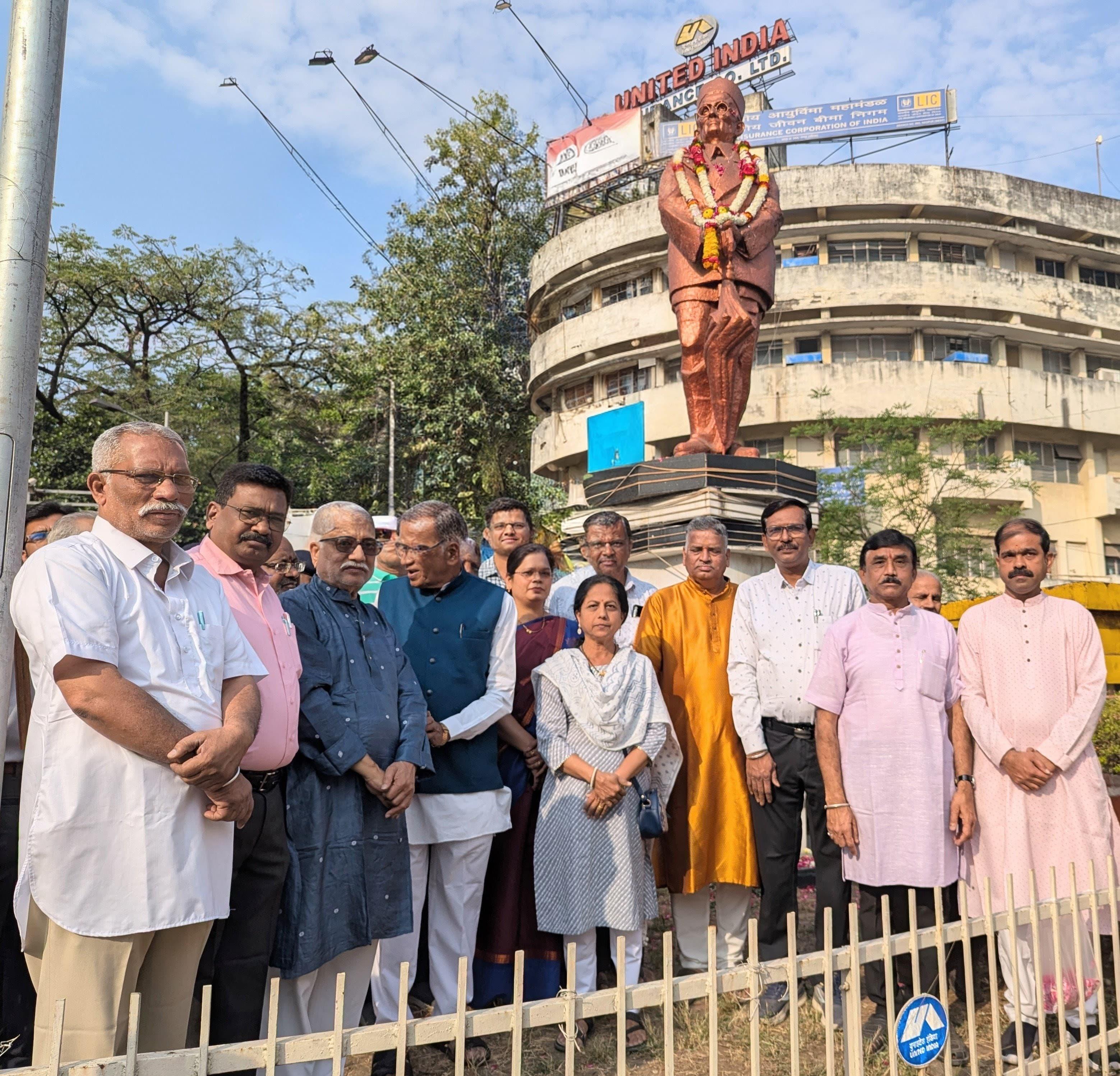 नागपुरात स्वातंत्र्यवीर सावरकर यांना भावपूर्ण अभिवादन