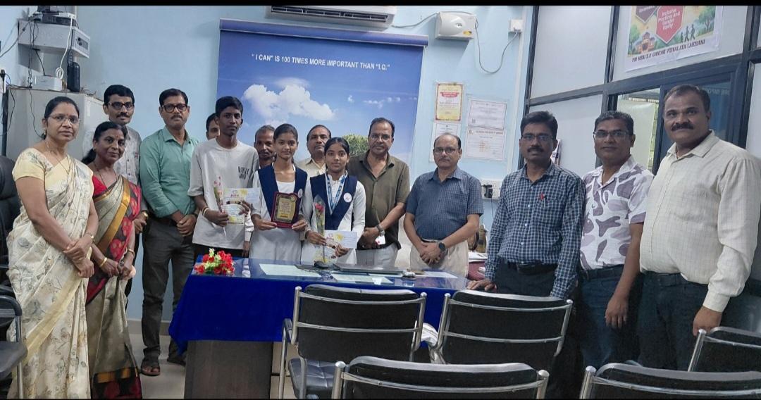 अक्षय नागरिक सहकारी पतसंस्थेचा गुणवंत विद्यार्थ्यांचा गौरव